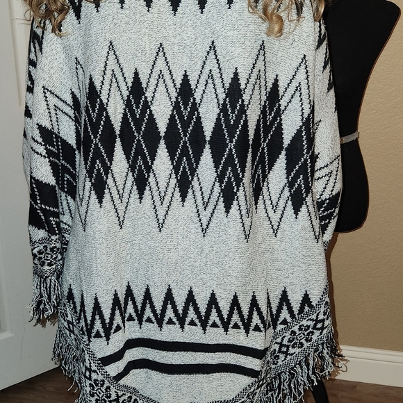 Black and White Patterned Women's Poncho Sweater One Size NWOT Western - Picture 3 of 6